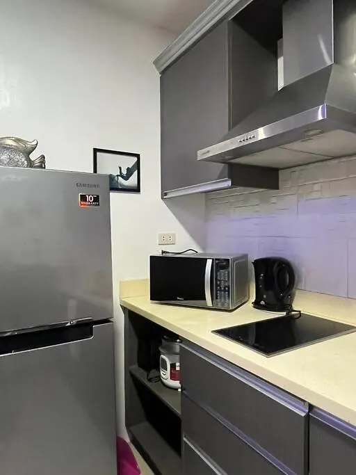 Apartamento Sheryll Escapes - Kandi Studio By The Pool With Housekeeping, Netflix! Ángeles Filipinas